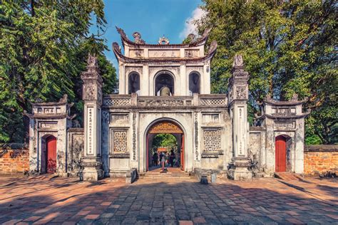  The Temple of Literature at Night – A Symphony in Ink and Silk!